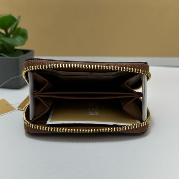 Michael Kors Card Holder - Picture 8 of 9